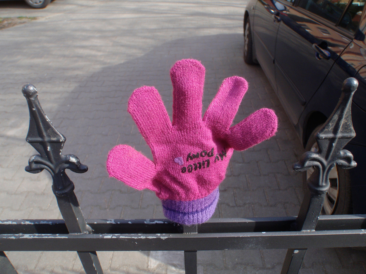 dinder-pink-glove-with-cars